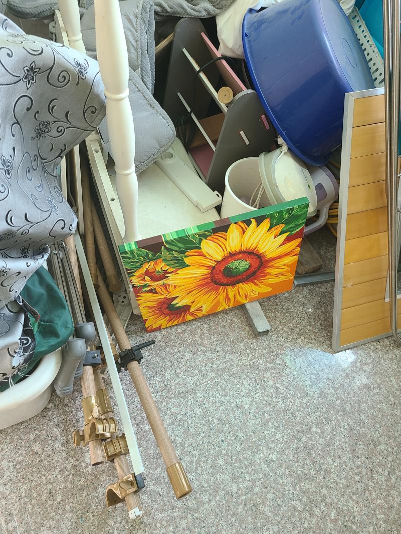 그림 인증 바로 갖다버림 그림까자말자 소름끼쳤는데 인증한다고 어쩔 수 없었음 지금 버리고 온 후고 꿈은 아직 이어지진 않음 낫든미친놈한테 쫓기는