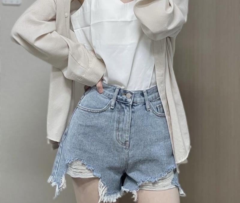 일단 반바지 !