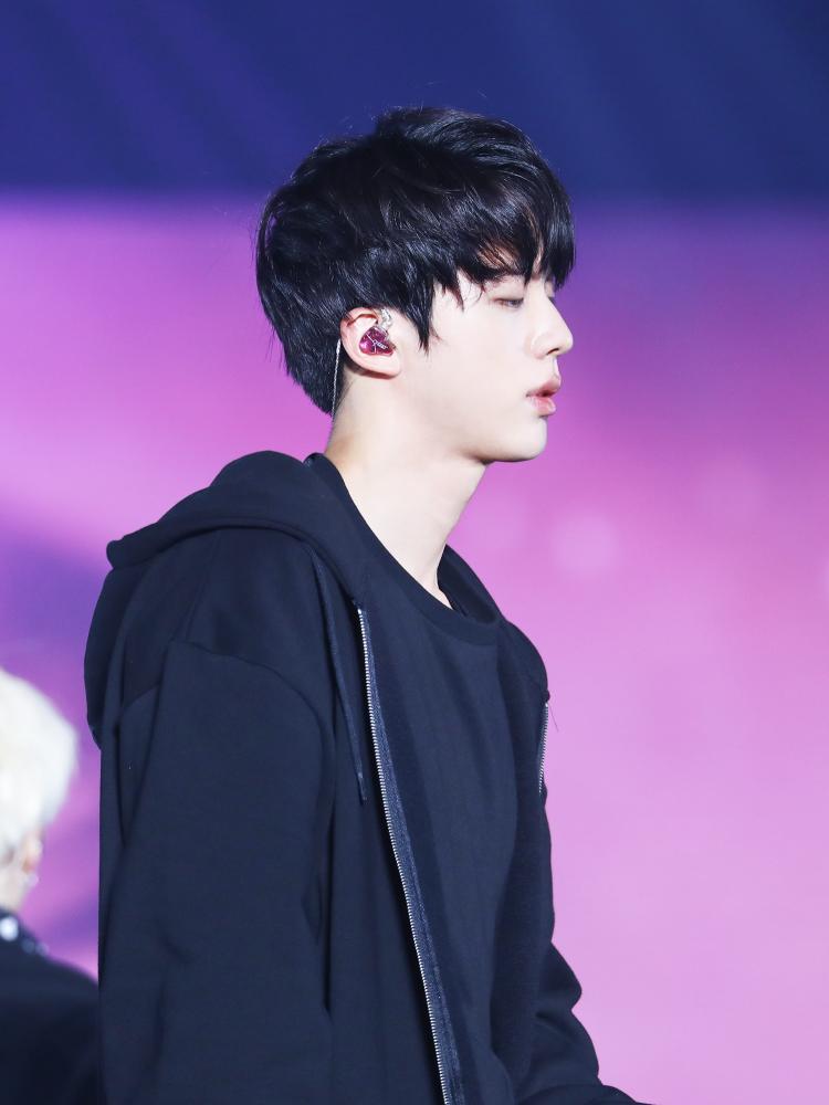 방탄소년단 진!! 아재개그 좋아하고 자신감 뿜뿜하고 메이플 좋아하는 햄찌같은 사람이야!! 착하고 잘생겼어!! 그리고 귀여우면서 웃겨!! 옆태도