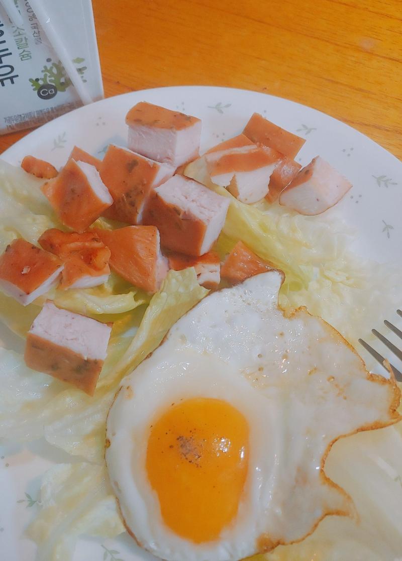 닭가슴살 소세지임... 맛없음... 식단임
