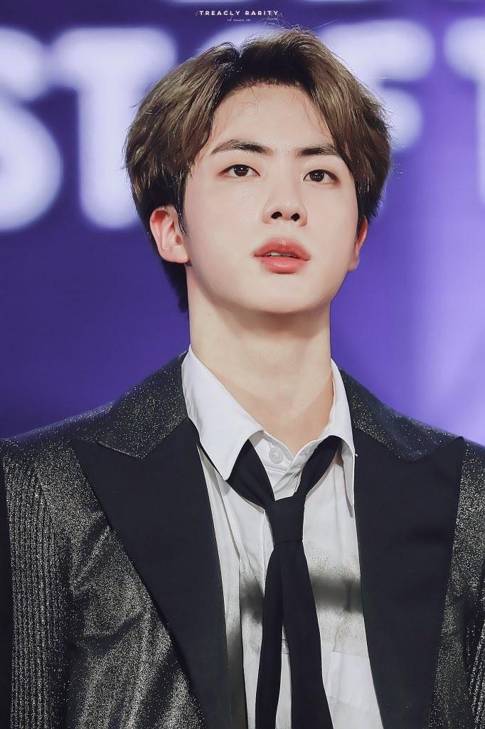 방탄소년단 진!! 아재개그 좋아하고 자신감 뿜뿜하고 메이플 좋아하는 햄찌같은 사람이야!! 착하고 잘생겼어!! 그리고 귀여우면서 웃겨!! 옆태도