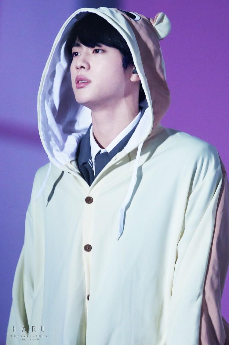방탄소년단 진!! 아재개그 좋아하고 자신감 뿜뿜하고 메이플 좋아하는 햄찌같은 사람이야!! 착하고 잘생겼어!! 그리고 귀여우면서 웃겨!! 옆태도