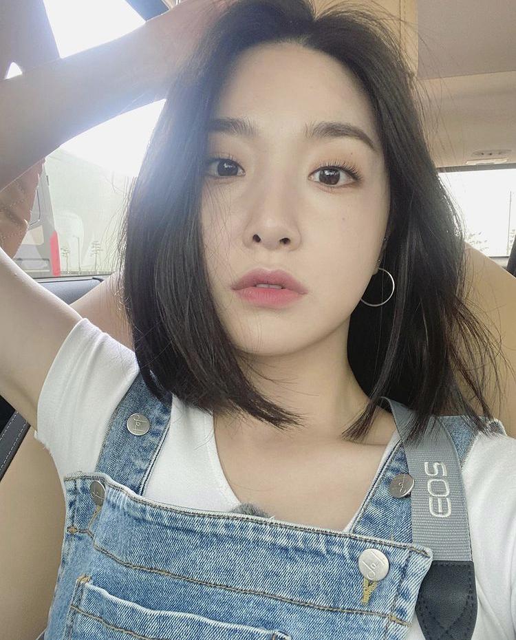 이거야 뭔가 여기로 올리면서 채도가 살짝 날아갔네ㅎ..저기에 딸기우유 색감 진짜 좁쌀한톨 추가한 느낌이야 이왕이면 저렴이었으면 좋겠오