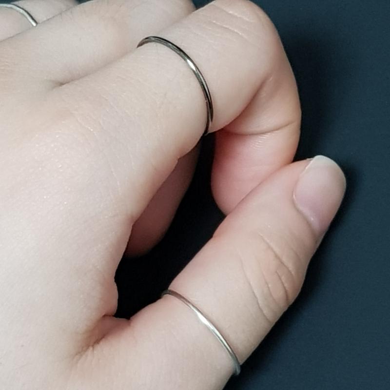 며칠 전에 울학교 이쪽애들 7명이랑 검은 반지 맞췄는데 굉장히 유감스럽게도 단독으로 끼면 실버로 보임.....ㅋㅋㅋㅋ 색이 약한데다 얇기까지 해