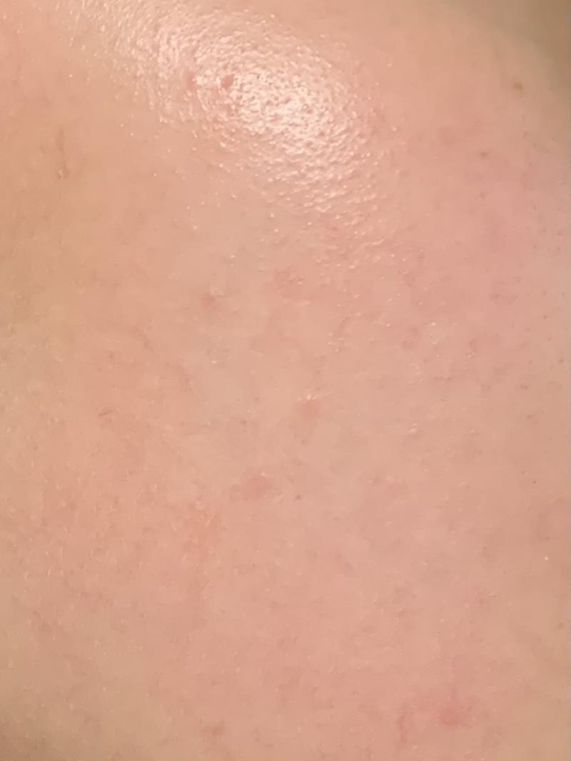 화장도 진짜 한달에 한번 할까말까고 이 마저도 피부+눈썹+눈 조금 많이하면 블러셔까지임 기초도 완전 순한 토너+수분크림 쓰고 클렌져도 에뛰드 순