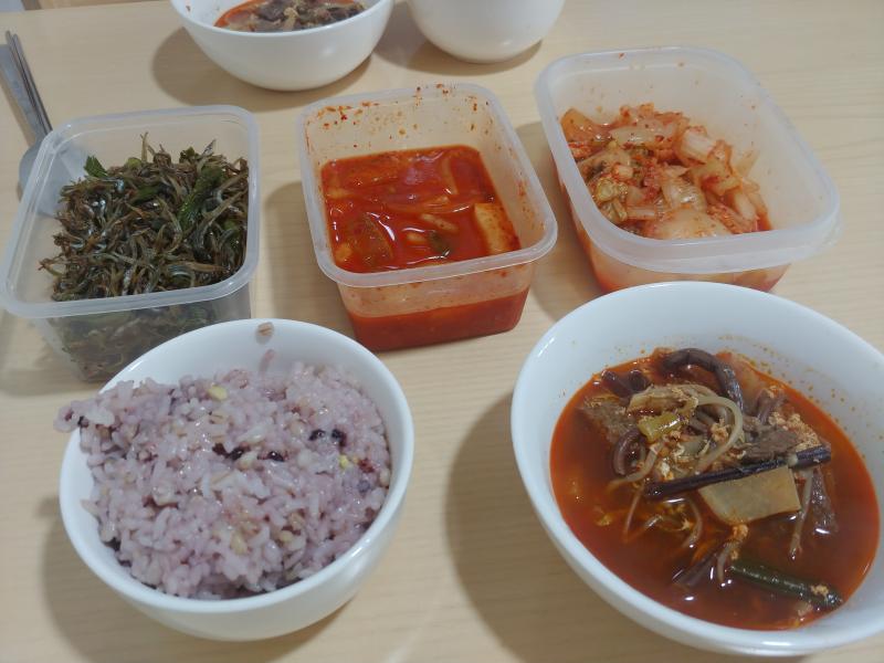 1. 연예인 박나래의 충격의 김치 볶음밥 한 날. + 오이냉국 2. 육개장 한 날. 3. 떡볶이 (국물 자작한 거)