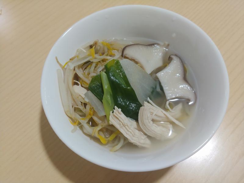 맑은 닭개장... 을 하려고 했는데 숙주나물을 너무 많이 넣어서 숙주탕이 된 것