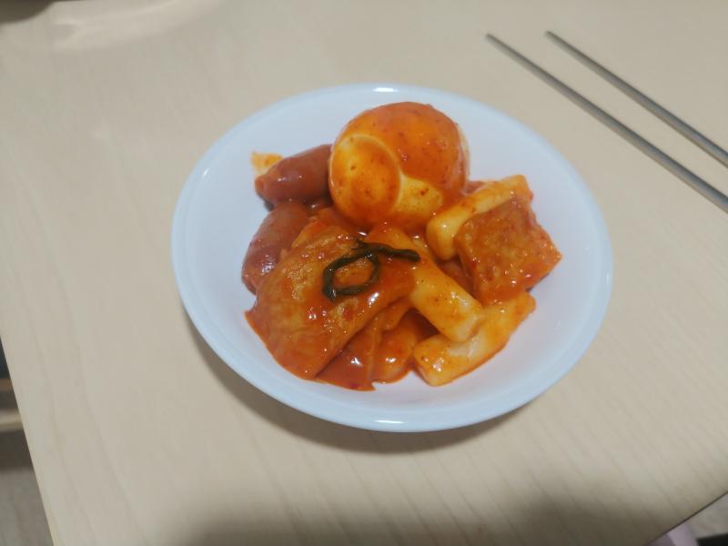 1. 연예인 박나래의 충격의 김치 볶음밥 한 날. + 오이냉국 2. 육개장 한 날. 3. 떡볶이 (국물 자작한 거)