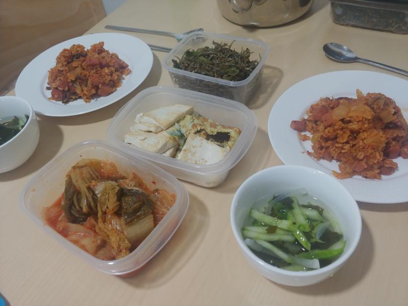 1. 연예인 박나래의 충격의 김치 볶음밥 한 날. + 오이냉국 2. 육개장 한 날. 3. 떡볶이 (국물 자작한 거)