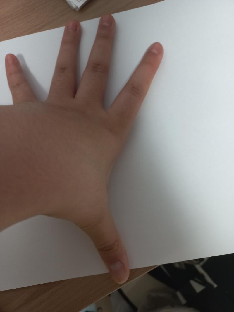 중2여자! 나도 손 큰편이여ㅋㅋ 근데 요즘은 다 손이 커서... 스레주만한 크기는 어디에나 있을걸? 걱정할 필요는 없을듯!