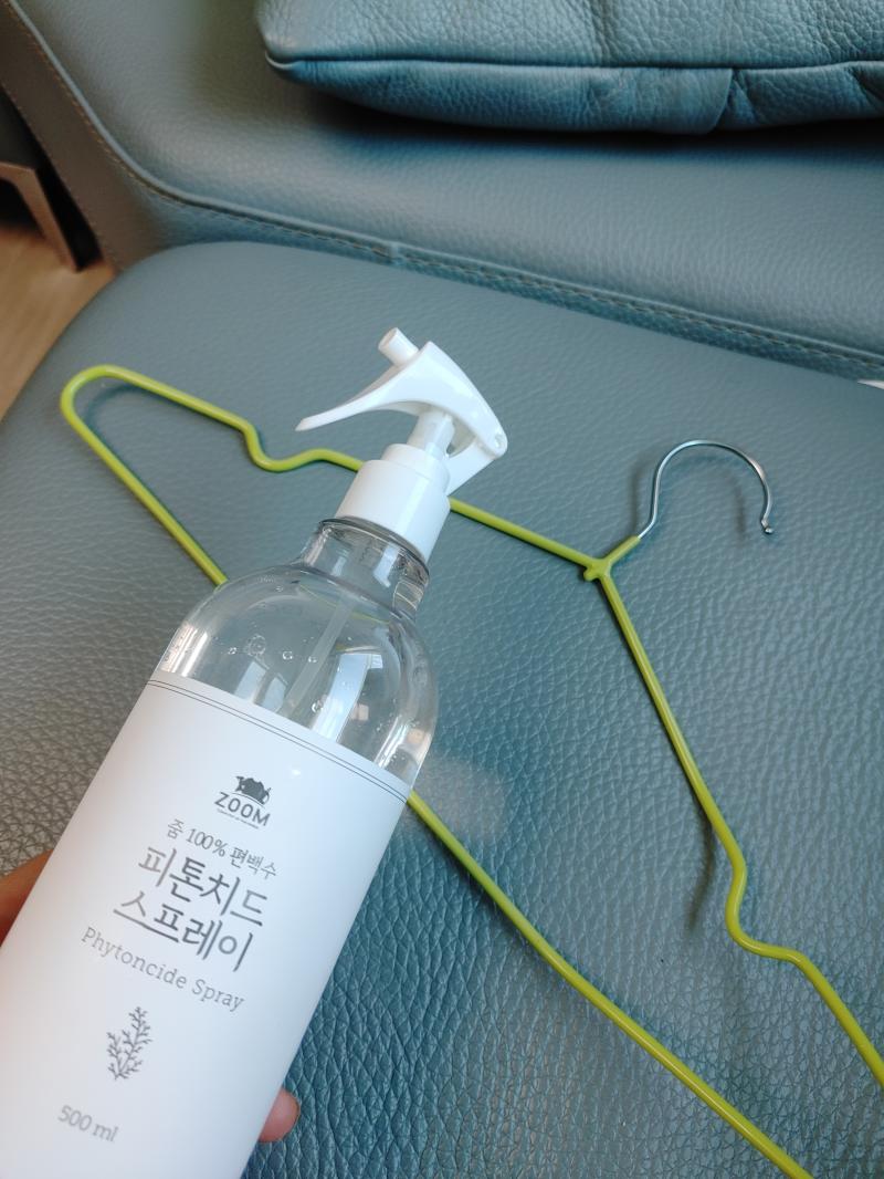 휴😌 다 끝나니까 말하는데 나 어떻게든 저 벌레새끼 쫓아내고 나만의 시간을 즐기겠다는 생각으로 옷걸이와 피톤치드 가지고 거실로 나옴 ....^^