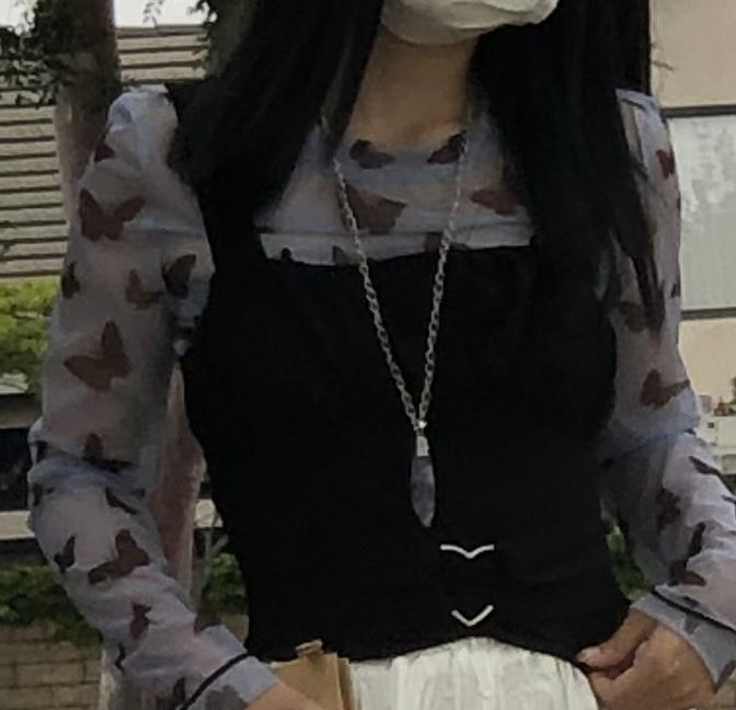 >>3 시스루고 원래는 사진처럼 검은거?랑 같이 입는건데 그냥 반팔티에 레이어드 해 입어도 예쁘더라고 구매처능 나도 모르겠어 아는언니가 사이즈