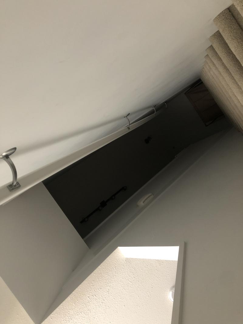 계단 올라가고 나서 복도임 갑자기 씨하고 뭔가 쳐다보는 느낌 드는데