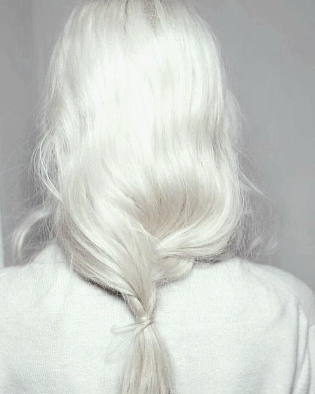 어... 사실 사진은 좀 보정했는데 이거 보자마자 헉 몽실님 머리카락이랑 짱비슷하다 하고 느꼈었어. 색상이라거나 묶고있는 거라거나 살짝 곱슬끼 
