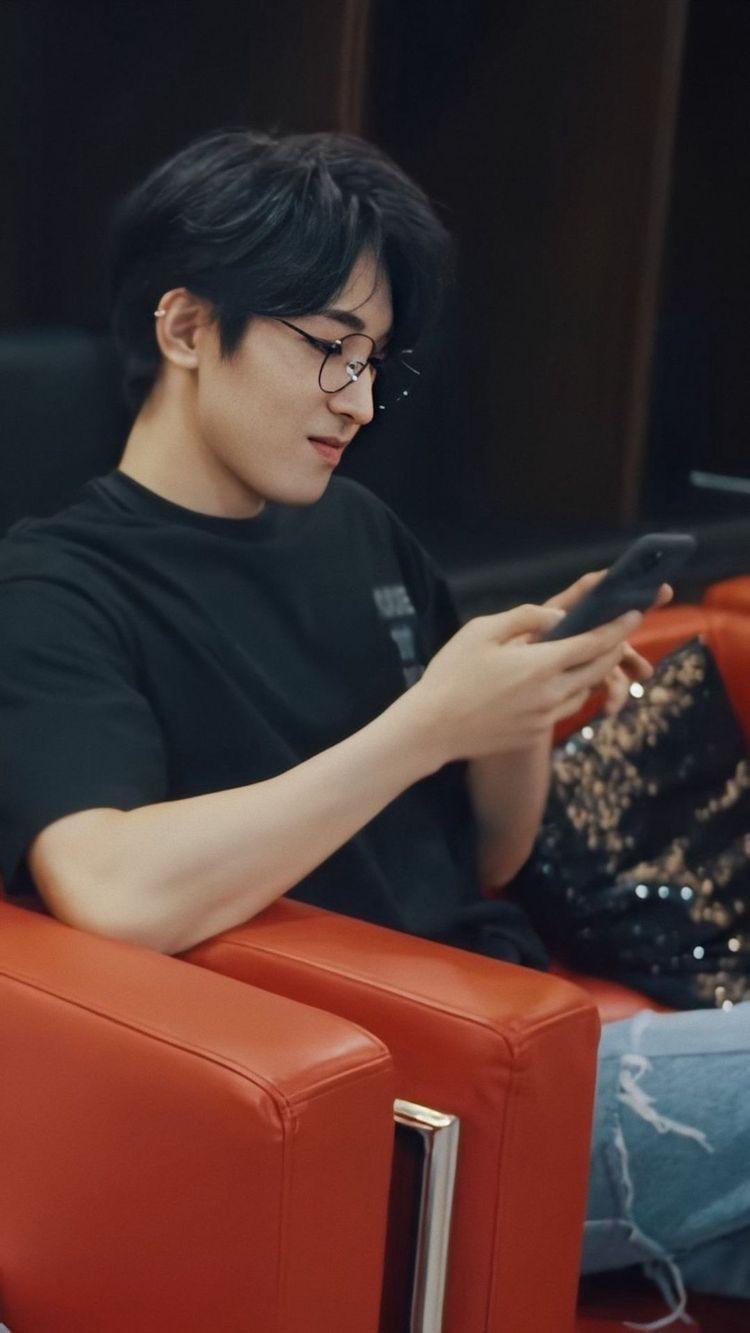 나 공부할 때 친구들이랑 행아웃 하먄서 공부하는데 내 친구 공부법이 제법 좋아서 말해본다 1. 공부할 것을 들고온다 2. 컴퓨터 화면에 최애사진