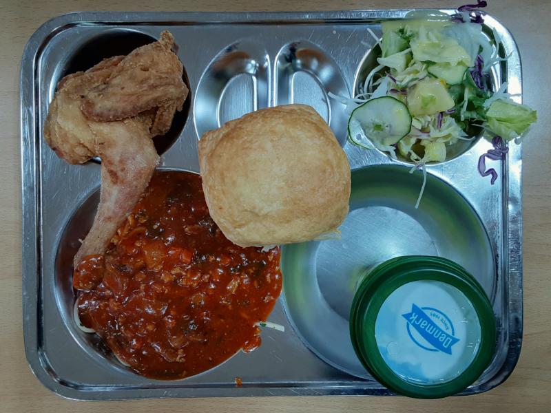 치킨은 1인 1닭다리에 밑에 양념치킨 소스도 있고 샐러드 소스도 맛있고 빵 밑에 스프도 있어서 맛있고 스파게티도 완전 맛있었당 청포도 주스도 꿀