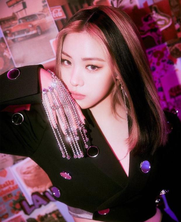 피부 맑고 하얀 편에 고양이상인 사람...? 아님 류진이나 조이?