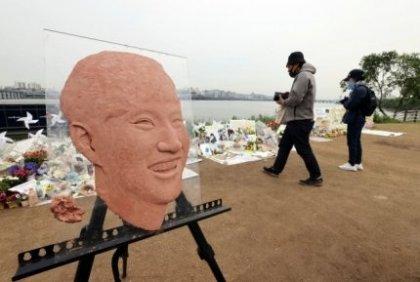보니까 흉상(가슴께까지)까진아니고 걍 얼굴동상이네...그래도 오버란건 변하지않는사실