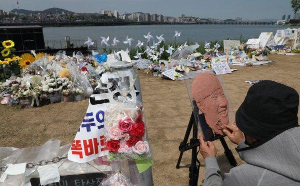동상 아니고 아크릴에 찰흙 붙인거네 동상인줄