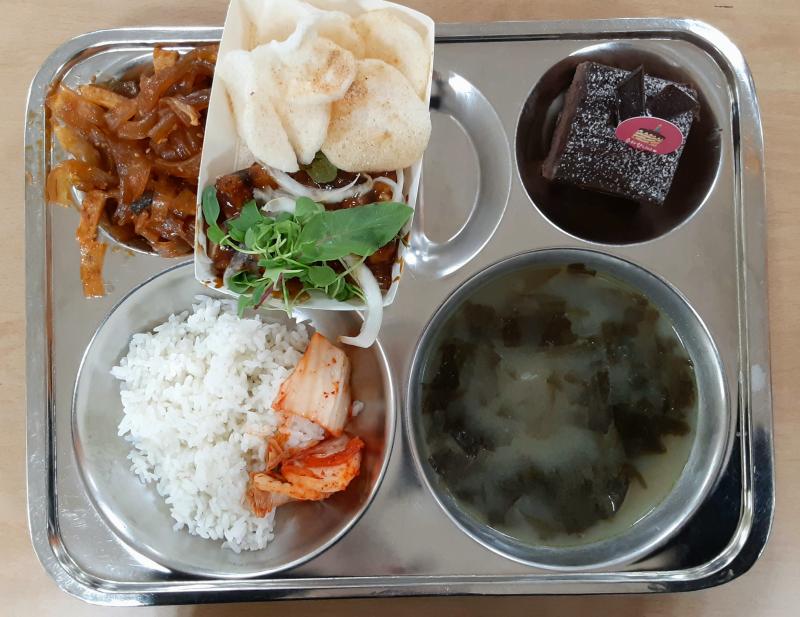 매 달 첫 날에는 미역국과 케이크가 나온다고 한다!! 풀 밑에 있는 건 치킨이다!! 생각보다 매우 큰 간장치킨이다!! 맛있었다!!