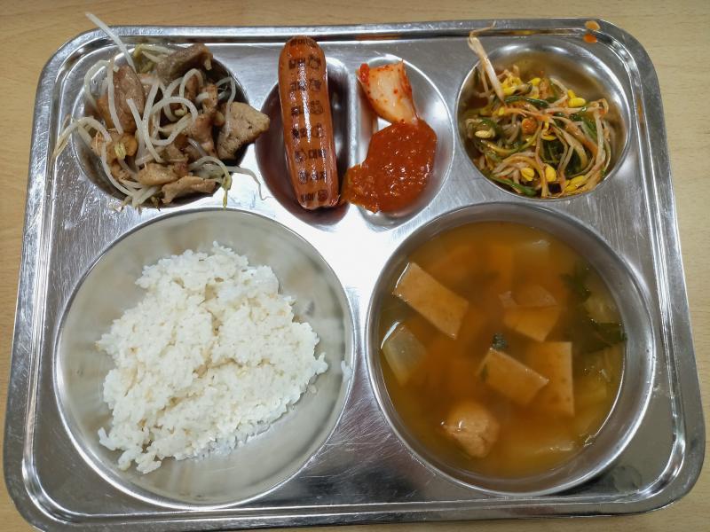 이것도 전에 나왔던 급식인데 삼겹살 바로 구워주셔서 너무 좋았다!! 맛있었어ㅠㅠ