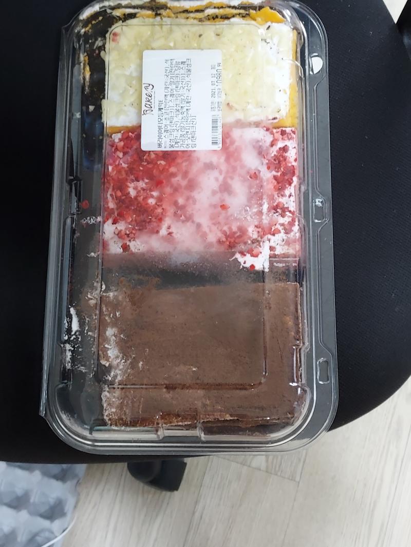 결과적으론 케이크를 사 오긴 했어. 난 내 생일날 사 오길 바랐지만. 있잖아, 아빠는 나를 놀리고 싶었던 걸까? 차라리 사 오지 말지 그랬어.