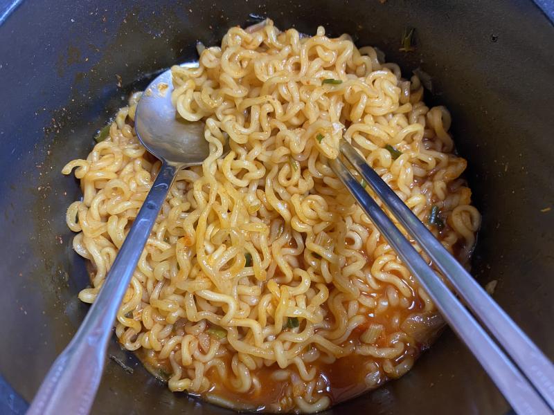 맛있다! 죽을 정도로 안 맵고 습 하 맛있다 정도? 만들어 먹어봥 짤까봐 틈새는 스프 3/2만 넣고 물 좀 많이 넣고 쫄였엉 불닭 소스는 두스푼