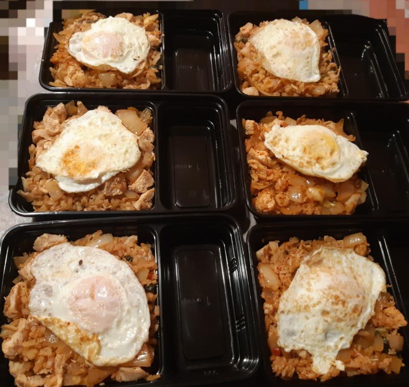 메뉴1 김치볶음밥 총칼로리: 429 컬리플라워 라이스 100g (400g 봉지) 닭가슴살 100g (약 800그람팩 한번에 익힘) 양파&김치 코