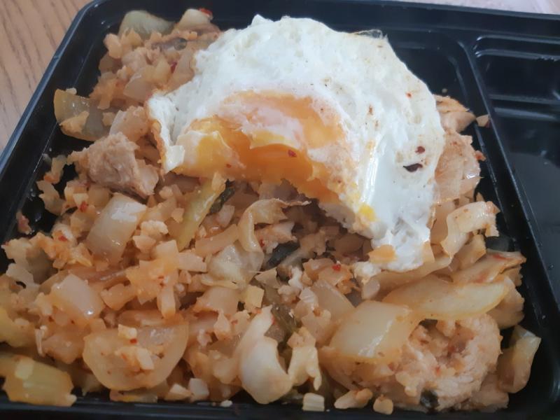 >>3 김치 볶음밥 후기. 맛있어!!! 닭고기가 들어가서 쌀밥이 없었어도 저녁시간때까지 배고프지 않았다. 배부른양은 아니고 약간 덜먹은 느낌.