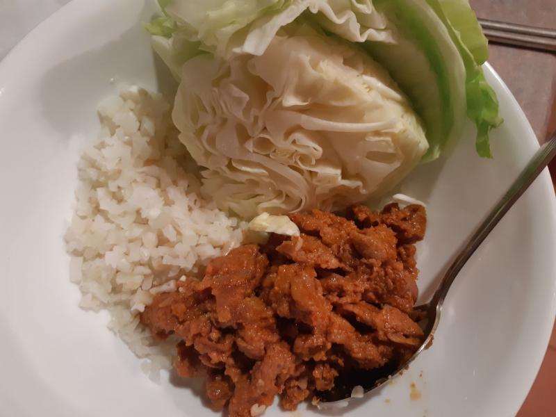 약 336칼로리 엄마가 만든 고추장 돼지 불고기150g 에 밥 대용[컬리플라워100g, 양배추 200g- 전자렌지에 돌려서 익혔음] 은근 배부르