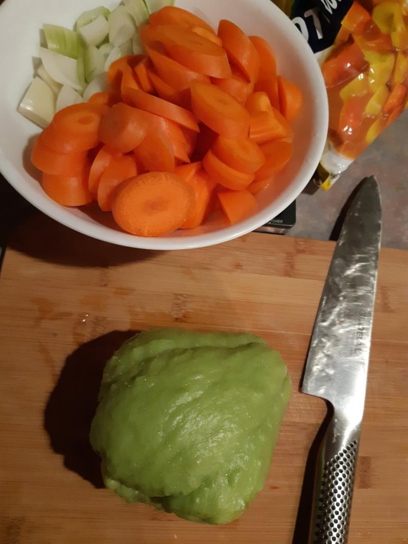 사족이 많이 붙은 이번 카레 레시피! 사실 내 요리들 전부 재료 칼로리 대충 생각해보고 내맘대로 대강대강 때려넣고 요리 완성후에 칼로리 맞춰보고