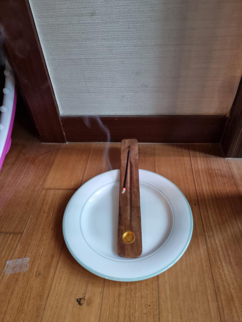 다른 향 써보고 싶어서 백단??찬단향? 샀는데 와...이거지...사실>>2 는 찐 으로 제사피울때 쓰는 항이 +나무향 났는데( 물론 그향도 좋음