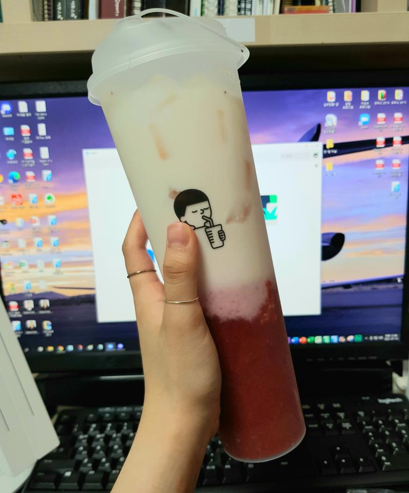 맞다 우리동네 디저트39 생겼길래 저도 드디어 이거 먹어봤어요 많이 달고 5,800원... 좀 아까운맛ㅜ 저는 그냥 메가커피 딸기라떼 먹을게요