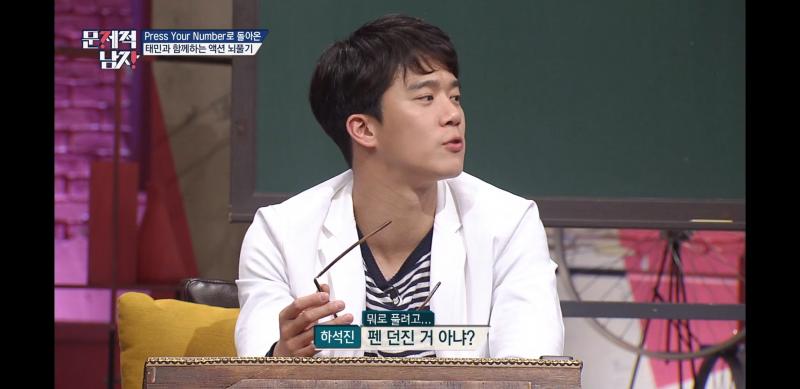 김지석 배우님 ㅋㅋㅋㅋ 본인 문제라고 종이를 뒤로 던졌는데 펜 뒤로 던진 거 아니냐고 물어보는 질문에 종이라고 답해주고 펜 잡고 뽁 열어버리기