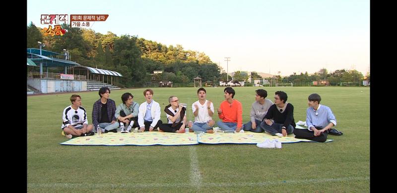 제일 최고는 이거였다... 사실 이 뒤는 아직 안 봤는데 걍 이게 좋았어... 뒤에서 혼자 축구하다가 넘어진 하석진 배우님도 넘 웃겼고 분명 미