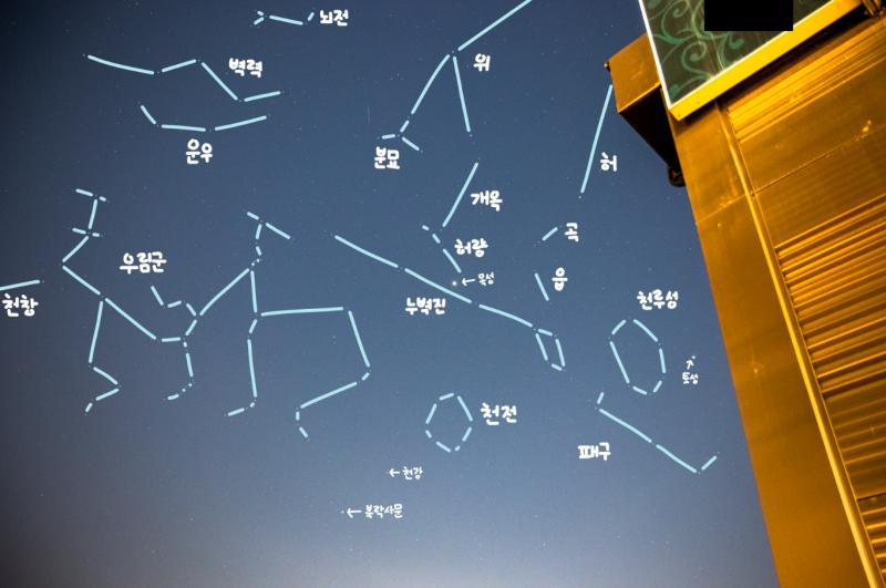 저번에 카메라 테스트용으로 한 번 찍은 사진이 은근 잘 나왔더라고! 그래서 대충 표시해봤어. 서양 별자리는 많이 익숙하니까 넘어가고, 문제는 우