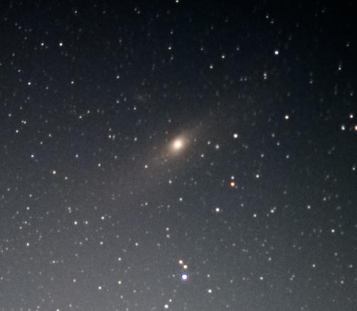 M31 / 안드로메다은하 노출시간 3s * 200 F 2.8, ISO 800 초점이 안 맞아서 슬프다... 게다가 200장이나 찍으면 엄청 선명