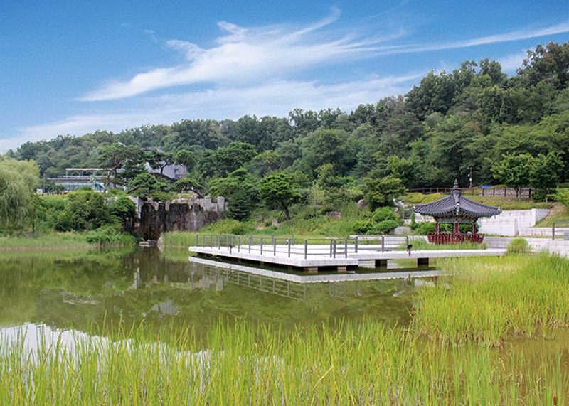 여기는 우리나라에 있는 북서울 꿈의 숲이야! 자연 풍경이 참 예쁘고 한옥 집같은 것도 있어서 내가 정말 가보고 싶은 곳이야