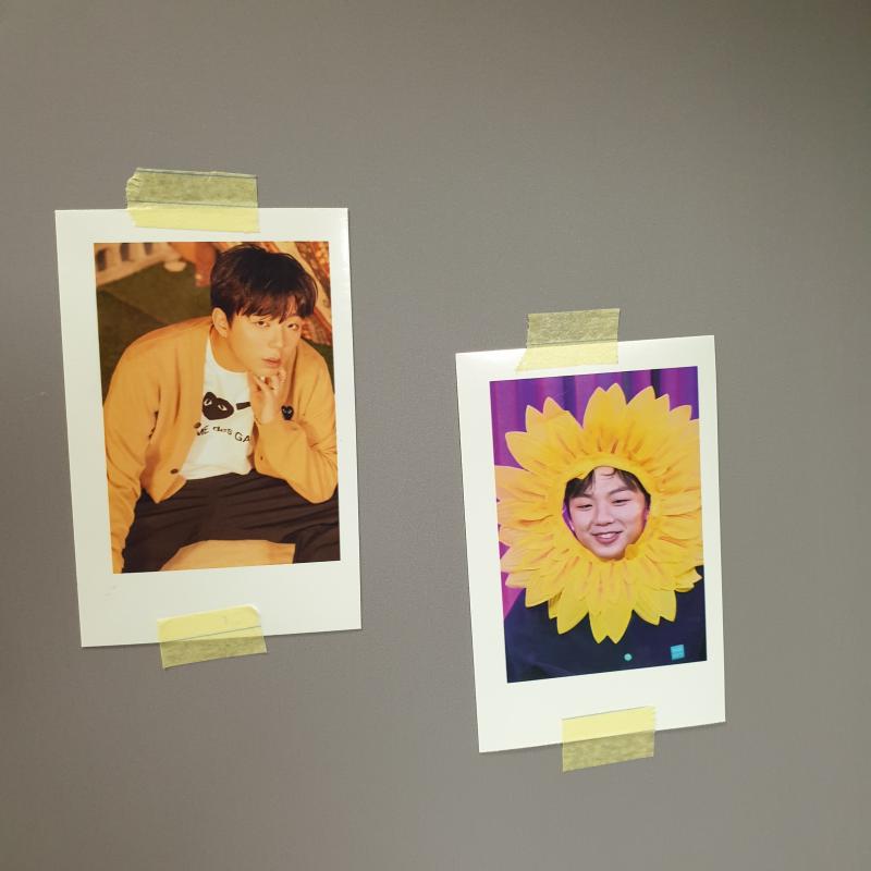 ㅎㅎ헤ㅔ헤헤 다이소에서 사진 뽑아서 책상에 붙였어