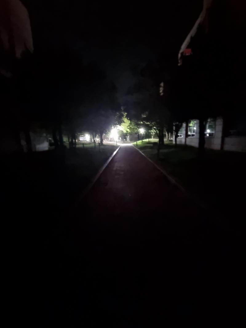 더럽게 무섭네요 얼마 안가면 정면에 있는 불빛들도 전부 사라질겁니다...