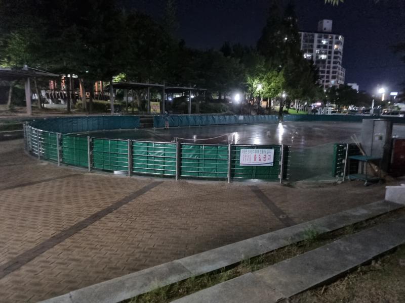공원으로 이동하긴 했는데 오늘따라 사람들이 많네요;; 뭐라도 얻을 수 있을련지.. 혹시 사진에 보이는 곳 중에서 제가 뒤져보았으면 하는 장소가