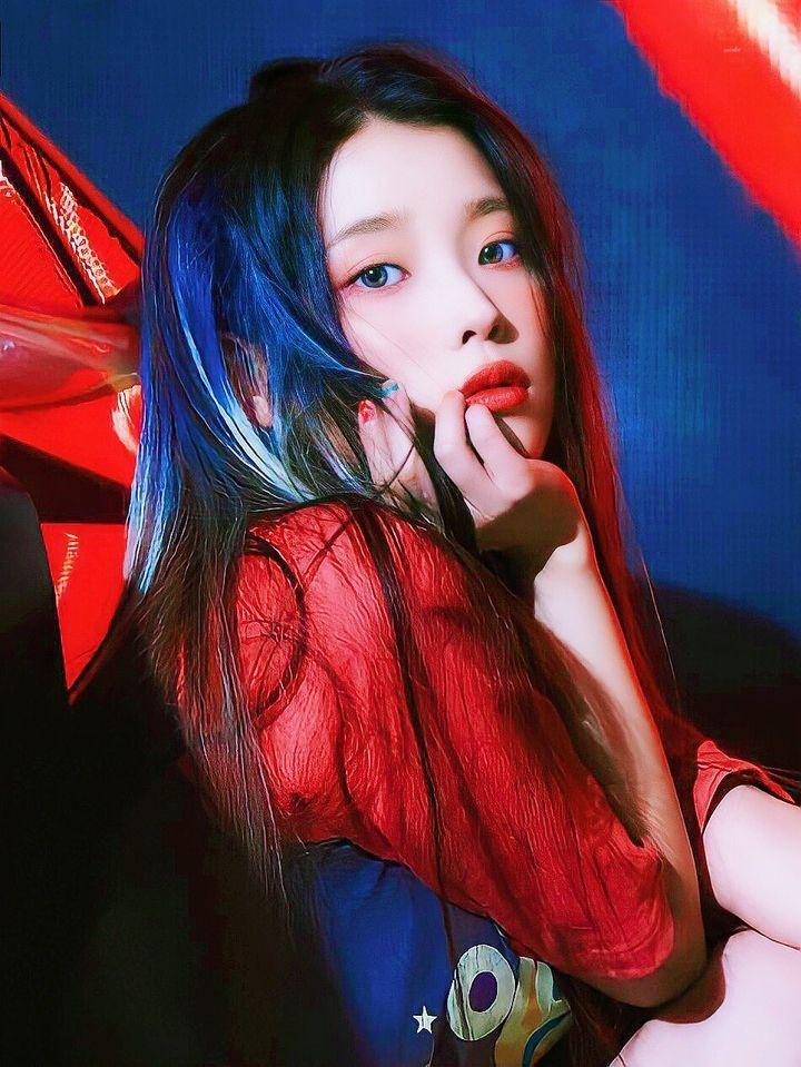 아이유 이 사진들 어울릴까? 레더의 판단 상 안 어울릴 것 같으면 둘 다 안 해줘도 괜찮아. 둘 중 하나만 해줘도 당연히 좋고! 편한대로 부탁해