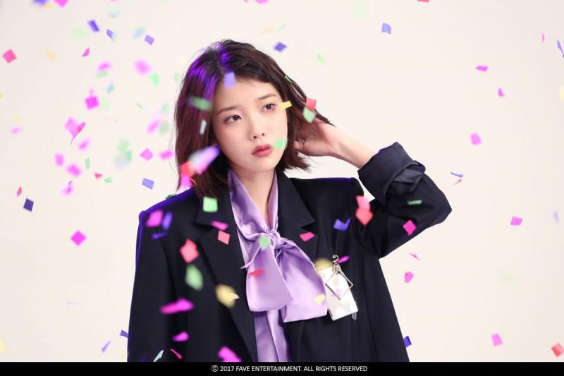 아이유 이 사진들 어울릴까? 레더의 판단 상 안 어울릴 것 같으면 둘 다 안 해줘도 괜찮아. 둘 중 하나만 해줘도 당연히 좋고! 편한대로 부탁해
