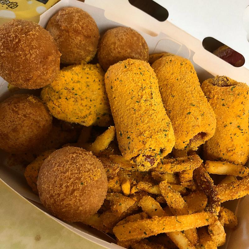 오랜만에 먹었어 진짜…ㅠㅠ 근데 핫도그 엄청 작아짐 내 첫사진 핫도그 크기가 아냐……하지만 맛있었으니까ㅎ 사이드에 가려져서 치킨이ㅣ 안보이넹