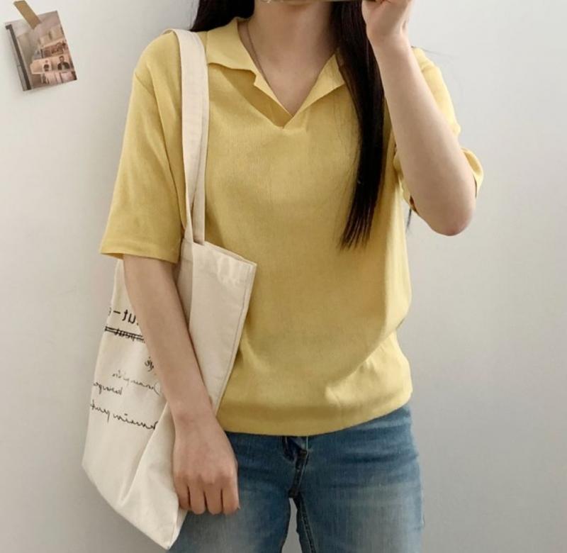 노란 상의에 베이지 하의야
