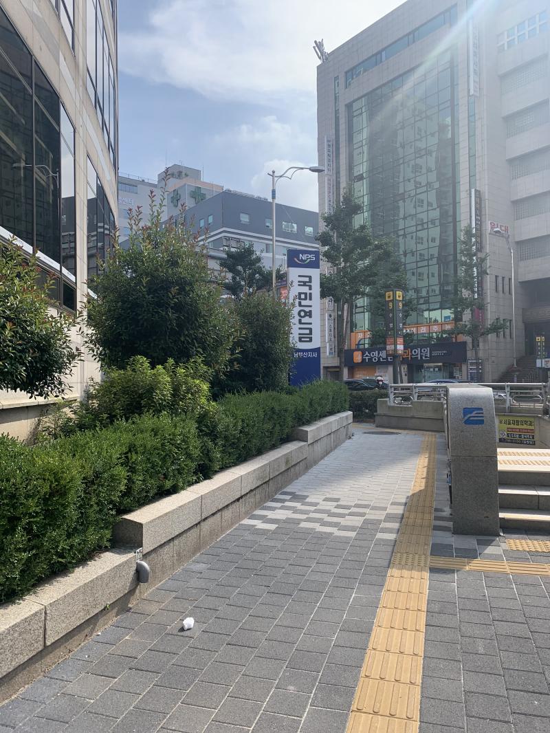 >>393 수영역 9번출구로 올라오면 국민연금 건물이 보이는데 국민연금 건물에 계단 올라가서 문 왼쪽 아래 셔터 안에 걸치게 숨겼어!!!