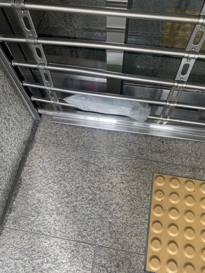 >>393 지하는 씨씨티비가 많을것 같아 지상에 숨겼구 국민연금 건물이 오늘 일요일이라 문을 닫고 셔터 내리고 있어서 아마 사람이 별로 안올것
