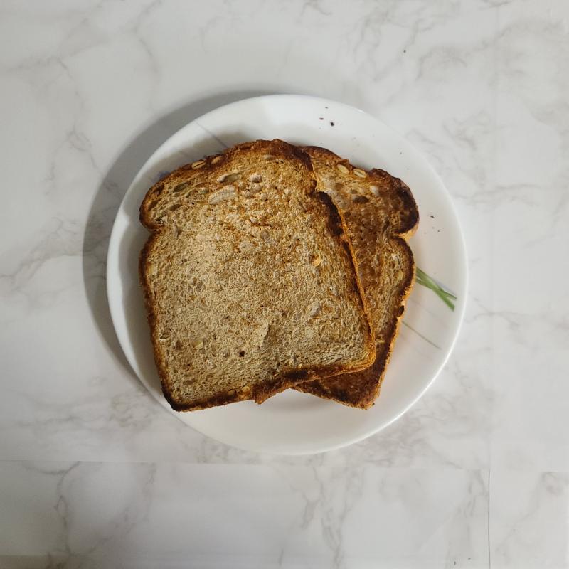 아침_ 로만밀 통밀식빵 2장,스리라차 조금,올바른 우유 클래식 1팩,스프라이트 제로 1캔