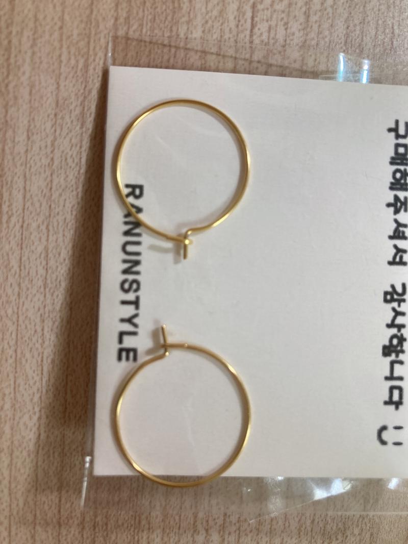 이건데.. 귀 구멍에다가 넣기에는 좀 애매하지않아..? 잘 모르겠다ㅠㅠ 반지로도 껴봤는데 저 튀어나온 부분에 찔리더라고ㅠㅠㅠ
