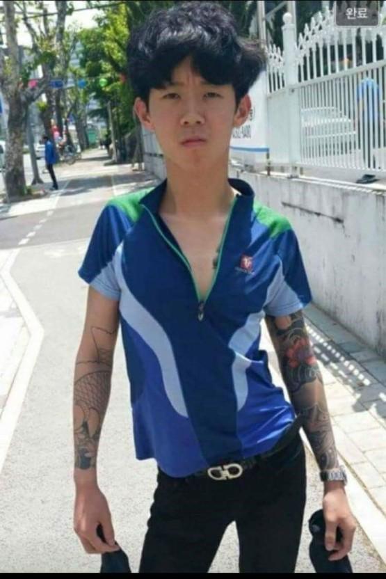 ㅗ 그냥 부숭이...^_^ ㅜ 돼지문신충 남친 vs 멸치문신충 남친(어좁이+얼큰이) 패션은 언더아머 검정기능성티 + 형광반바지 + 검정클러치 +